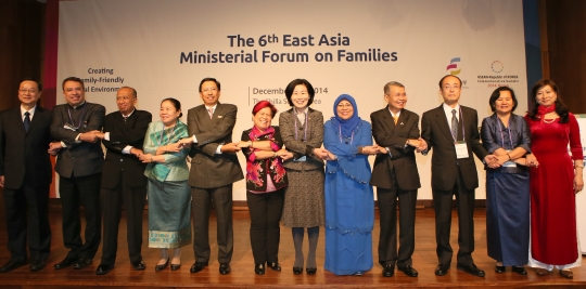 김희정 여성가족부 장관은 4일 오전 신라호텔에서 열린 ‘제6차 동아시아 가족각료 포럼’에서 12개국 수석 대표들과 기념촬영을 하고 있다. ⓒ여성가족부