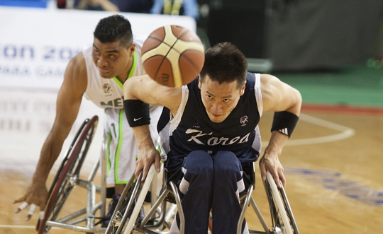 휠체어농구연맹이 내년 1월 정식 출범을 앞두고 있다. 사진은 지난 7월 2014인천세계휠체어농구선수권대회 경기 모습. ⓒ여성신문