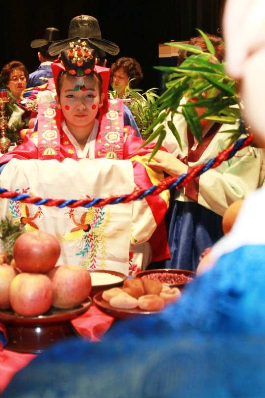 ‘2013년 어울림 한마당 축제’ 에서 다문화가정 부부들이 전통 혼례식을 치루고 있다. 이번 행사는 다른 문화적 배경을 가진 구민과 다문화가족이 함께 어울려 서로 이해와 소통을 도모하고 한국에서 따로 결혼식을 올리지 못한 다문화가족들을 위해 마련됐다. ⓒ여성신문DB