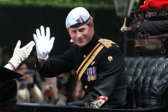 작년 6월 14일 영국 런던에서 열린 엘리자베스 2세 여왕의 생일 기념행사 중 트루핑 더 컬러스(군기 분열식)에 참석한 해리 왕자.