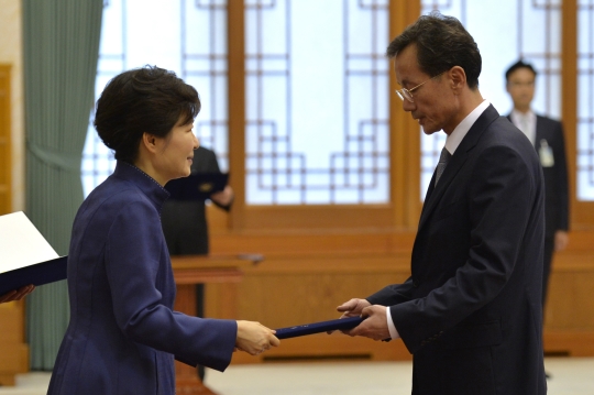 박근혜 대통령이 지난해 6월 청와대에서 신임 김영한 민정수석에게 임명장을 수여하고 있다. ⓒ뉴시스·여성신문