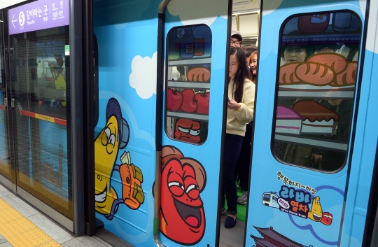 열차 1편성의 내-외부를 라바 캐릭터로 포장한 2호선 라바 지하철