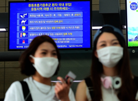 인천공항에 설치된 모니터에 중동호흡기증후군(메르스)관련 안내문이 나오고 있다. ⓒ뉴시스·여성신문