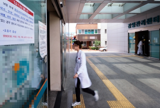 1일 오후 경기도에서 메르스 환자와 접촉한 30대 여성이 치료를 받고 있는 것으로 알려진 대구의 한 병원에 부착된 호흡기 증상 알림 요청 안내문 앞으로 의료진이 바쁘게 이동하고 있다. ⓒ뉴시스·여성신문