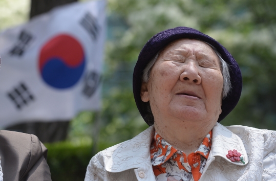 5월 13일 서울 종로구 일본대사관 앞에서 열린 제1178차 일본군 위안부 문제 해결을 위한 수요집회가 진행되는 가운데 길원옥 할머니 뒤로 태극기가 바람에 날리고 있다. ⓒ뉴시스·여성신문