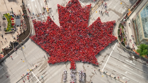 캐나다가 31일(현지시간) 국가 오 캐나다(O Canada)의 가사 내용을 성 중립적으로 바꾸는 법안을 통과시켰다.