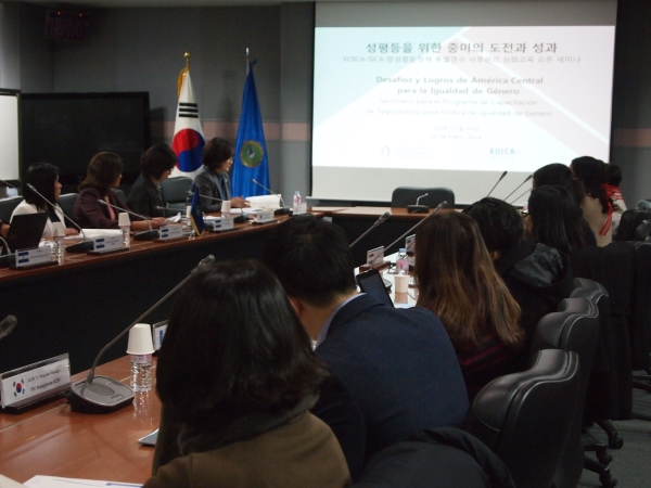 국제여성가족교류재단은 한국국제협력단과 함께 지난달 30일 경기 성남시 한국국제협력단 국제회의실에서 ‘성평등을 위한 중미의 도전과 성과’를 주제로 오픈세미나를 열었다. ⓒ국제여성가족교류재단 제공