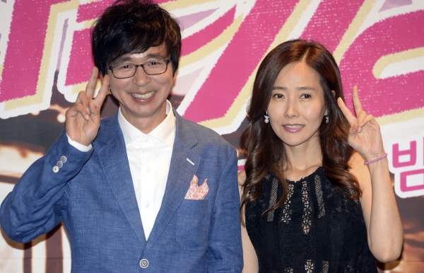 개그맨 김국진과 가수 강수지가 2년 간의 열애 끝에 오는 5월 결혼한다는 소식을 전했다. ⓒ뉴시스