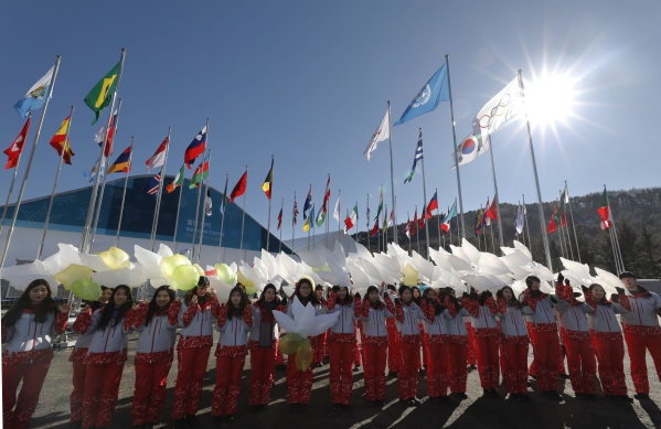 지난 1일 강원 평창선수촌에서 열린 2018 동계올림픽 및 패럴림픽 평창 선수촌 개촌식에서 자원봉사들이 평화올림픽 기념 비둘기풍선을 들고 있다. ⓒ뉴시스
