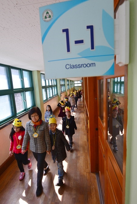 지난해 3월 2일 오전 서울 용산구 이태원초등학교 입학식을 마친 신입생들이 선생님과 함께 교실을 돌아보고 있다. ⓒ뉴시스·여성신문