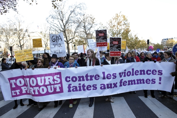 프랑스의 시위대가 세계여성 폭력 추방의 날을 맞아 파리에서 여성에 대한 성폭력과 직장 성추행을 근절하라는 구호를 외치며 거리를 행진하고 있다. ⓒ뉴시스
