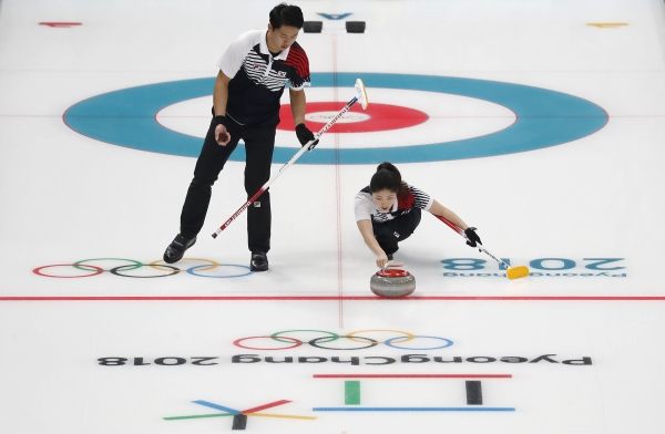 9일 강원 강릉컬링센터에서 열린 평창동계올림픽 컬링 믹스더블 한국 대 노르웨이의 경기에서 한국의 장혜지가 스톤을 밀고 있다. ⓒ뉴시스