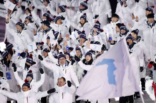 9일 강원 평창올림픽플라자에서 열린 평창동계올림픽 개회식에서 남북 선수단이 공동 입장 하고 있다. ⓒ뉴시스·여성신문