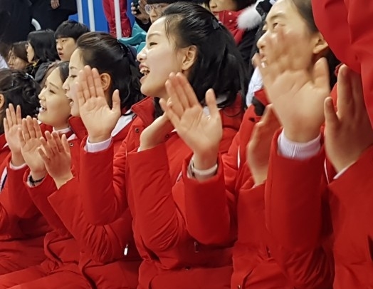 북한 응원단들이 지난 10일 강원도 강릉 관동하키센터에서 치러진 여자아이스하키팀 경기에 참가해 단체 응원을 펼치고 있다. ⓒ여성신문
