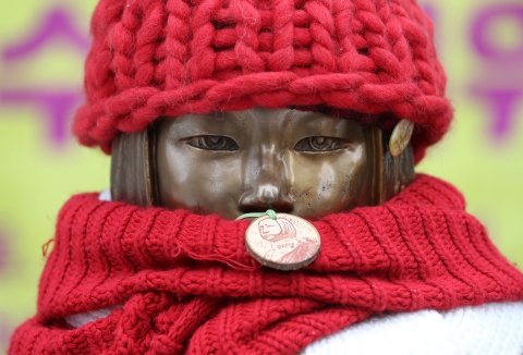 소녀상이 1월 31일 서울 종로구 옛 일본대사관 앞에서 일본군 성노예제 문제 해결을 위한 1320차 정기 수요시위를 바라보고 있다. ⓒ뉴시스·여성신문