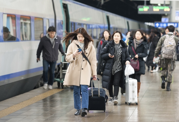 14일 서울역에 귀성객들이 기차를 타기 위해 승강장을 걷고 있다. ⓒ이정실 여성신문 사진기자