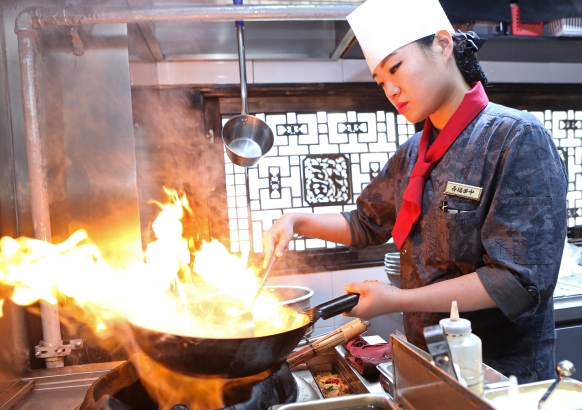 정지선 셰프가 총괄셰프로 있는 ‘중화복춘 골드’ 주방에서 요리를 선보이고 있다. ⓒ이정실 여성신문 사진기자