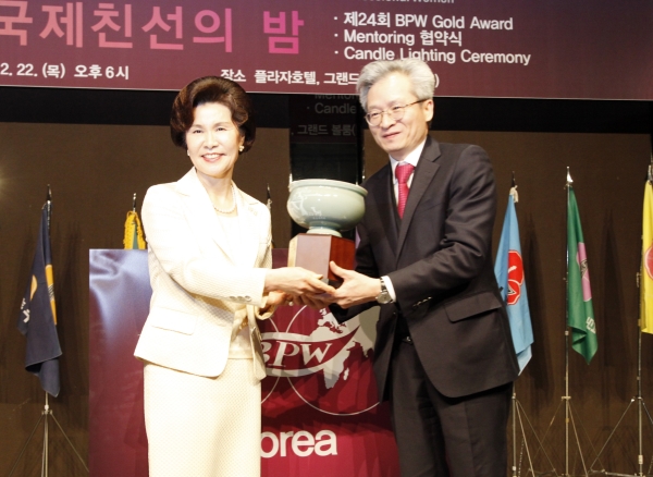 BPW 한국연맹 이정희 회장(왼쪽)이 우종수 한미약품 대표에게 수상 트로피를 전달하고 있다. ⓒBPW한국연맹