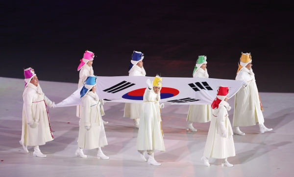 2018 평창 동계올림픽 개막식이 열린 9일 강원도 평창 올림픽스타디움에서 박세리·서향순·임오경·진선유 등 한국 스포츠 영웅 8명이 태극기를 들고 입장하고 있다. ⓒ뉴시스·여성신문