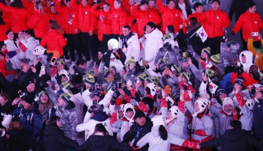 25일 오후 강원도 평창 올림픽스타디움에서 열린 2018년 동계올림픽 폐막식에서 승리의 밤 EDM 축제에 선수들이 나와 축제를 즐기고 있다. ⓒ뉴시스·여성신문