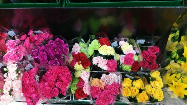 여성의 날이 다가오면 시내 곳곳에서 꽃다발을 판매하는 모습을 쉽게 찾아볼 수 있다. ⓒ송수산