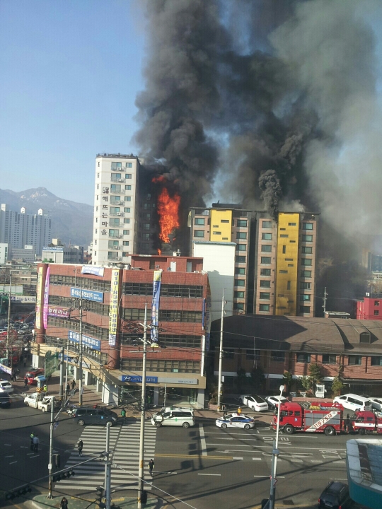 10일 오전 9시26분께 경기 의정부시 의정부동의 한 아파트 지상 1층 주차장에서부터 시작된 화재 모습. ⓒ뉴시스·여성신문
