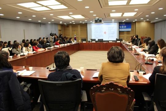 23일 오후 서울 여의도 국회 의원회관에서 NCS와 경력단절여성의 직업훈련 토론회가 열리고 있다.