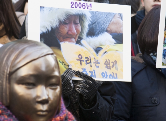 제 

 1160차 일본군‘위안부’ 문제해결을 위한 정기 수요시위가 7일 서울 종로구 일본대사관 앞에서 열리고 있는 가운데 ‘평화의 소녀상’ 뒤로 2006년도 수요시위 사진이 보이고 있다. 수요시위는 1992년 1월 28일 첫 시위를 시작하여 올해로 23년째 이어지고 있다. ⓒ이정실 여성신문 사진기자