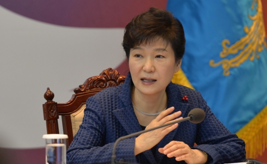 박근혜 대통령이 26일 오전 청와대에서 올해 첫 수석비서관회의를 주재하고 있다. ⓒ뉴시스·여성신문