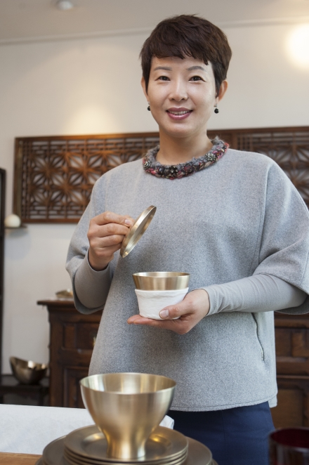 남편 이경동씨가 만든 놋그릇을 들고 있는 김순영 놋그릇 가지런히 대표.