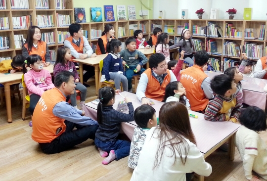 갤러리아 봉사단이 지난 2일 서울 마포구 성산종합사회복지관에서 해피 북북북 프로젝트 를 진행하고 있다.