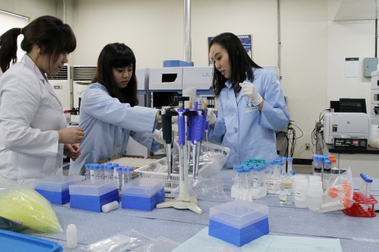 한국여성과학기술인지원센터는 오는 27일까지 이공계 박사급 여성을 위한 비정규직 학회연수사업 참가자를 모집한다. ⓒ여성신문 DB