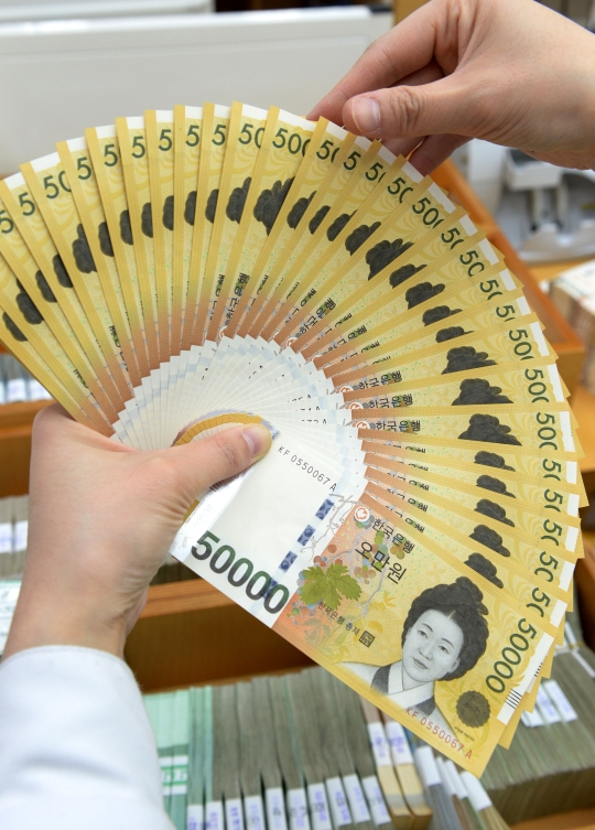 설 명절을 앞둔 10일 오전 서울의 한 은행 직원이 신권을 정리하고 있다. ⓒ뉴시스·여성신문