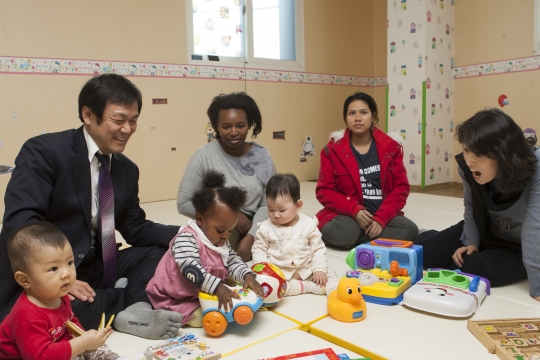 김해성 목사가 이주여성지원센터에 머물고 있는 아이를 돌보고있다. ⓒ이정실 여성신문 사진기자