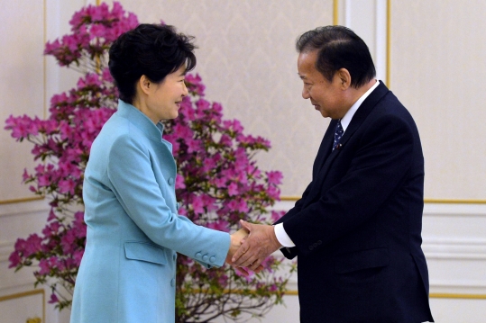 박근혜 대통령이 13일 오후 청와대에서 니카이 도시히로 일본 자민당 총무회장을 접견하며 악수하고 있다. ⓒ뉴시스·여성신문