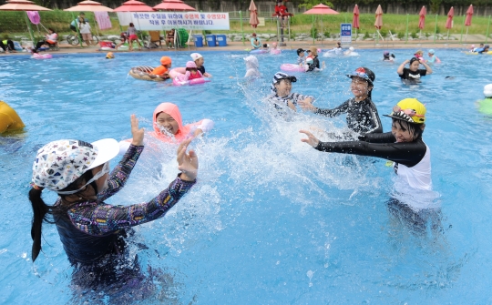 동대문구는 25일 주말을 맞아 중랑천 제1체육공원에 온 가족이 함께 즐길 수 있는 야외수영장을 개장했다. 8월 21일까지 총 58일 간 운영한다. ⓒ뉴시스ㆍ여성신문