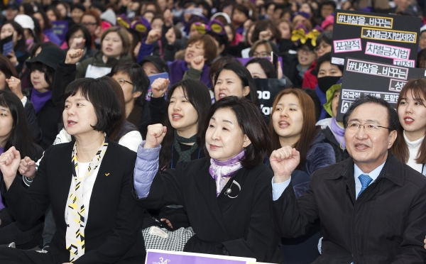 정의당 이정미 대표, 심상정 의원, 노회찬 원내대표(사진 왼쪽부터)가 4일 서울 광화문 광장에서 열린 3.8 세계여성의 날 기념 제34회 한국여성대회에 참석해 구호를 외치고 있다 ⓒ이정실 여성신문 사진기자