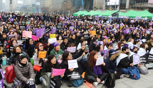 4일 서울 광화문 광장에서 열린 3.8 세계여성의 날 기념 제 34회 한국여성대회에서 참가자들이 구호를 외치고 있다. ⓒ이정실 여성신문 사진기자