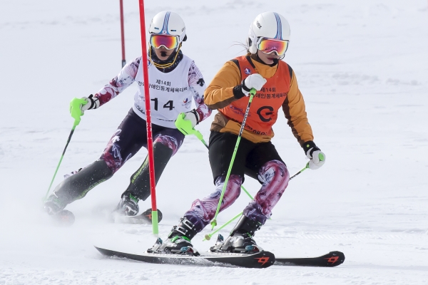 시각장애인 스키선수 양재림(왼쪽)과 가이드 러너 고운소리 ⓒ대한장애인체육회