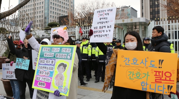 지난해 12월 2일 서울정부청사 앞에서 간호사들이 저임금, 직장 내 성희롱 등 열악한 노동환경 개선을 요구하는 시위를 열고 있다. ⓒ이정실 여성신문 사진기자