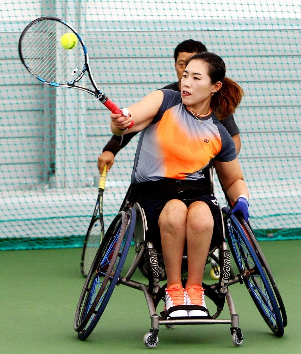2016 리우 패럴림픽 대회에 한국 대표로 출전한 박주연 휠체어테니스 선수가 훈련에 매진하고 있다. ⓒ대한장애인체육회