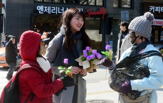 한국여성의전화는 3.8 세계여성의 날을 맞아 오는 8일 ‘하얀 장미’ 캠페인을 실시한다. 사진은 지난해 3월 8일 오후 서울 종로구 광화문 일대에서 한국여성의전화 회원들이 세계여성의날을 맞아 여성들에게 장미꽃을 선물하는 모습. ⓒ뉴시스·여성신문