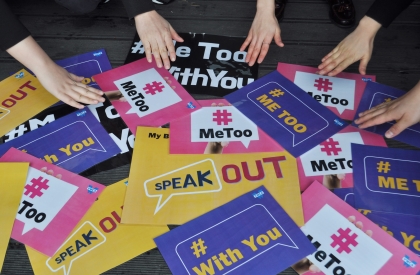 ‘미투(#MeToo)’ ‘위드유(#WithYou)’라고 적힌 피켓 위에 대구YWCA 활동가들이 손을 얹어 지지 의사를 표하고 있다. ⓒ대구YWCA