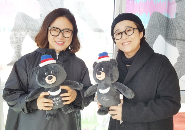 방송인 김숙(왼쪽)과 송은이가 평창패럴림픽 마스코트인 반다비와 함께하는 SNS 응원 캠페인의 첫 주자로 나섰다. ⓒ서경덕 교수 연구팀 제공