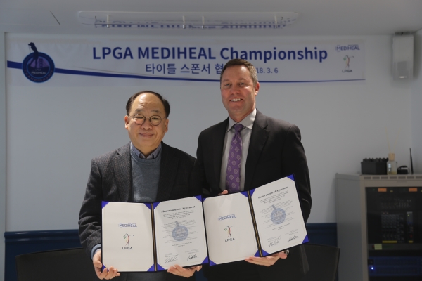 오는 4월 26일 미국 샌프란시스코에서 ‘2018 LPGA 메디힐 챔피언십’이 열린다. 사진은 권오섭 엘앤피코스메틱 회장(왼쪽)과 마이크 완  LPGA 투어 사무국 회장. ⓒ메디힐