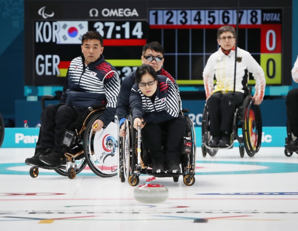 12일 오후 강원도 강릉컬링센터에서 열린 2018 평창패럴림픽 휠체어컬링 대한민국과 독일의 경기에서 한국 방민자가 투구하고 있다. ⓒ뉴시스·여성신문