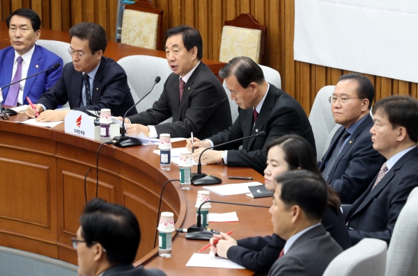 16일 오전 국회에서 진행된 자유한국당 원내대책회의에서 김성태 원내대표가 모두발언을 하고 있다. ⓒ뉴시스ㆍ여성신문