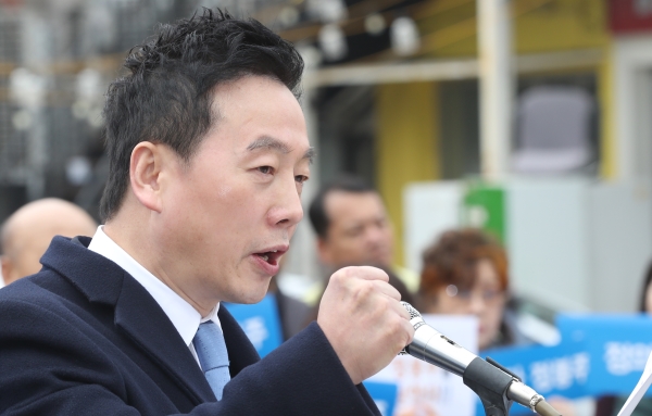 정봉주 전 의원이 18일 오전 서울 마포구 연트럴 파크에서 6.13 지방선거 서울시장 출마를 선언하고 있다. ⓒ뉴시스·여성신문