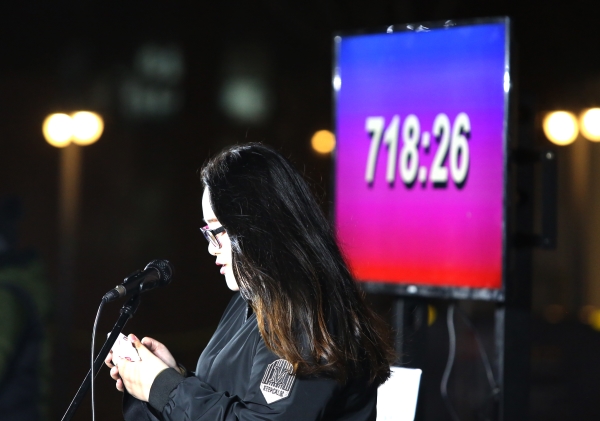 22일 ‘2018분의 이어말하기’가 계속되고 있는 서울 청계광장에 어둠이 내리자 불을 밝히고 어어말하기가 진행되고 있다. ⓒ이정실 여성신문 사진기자