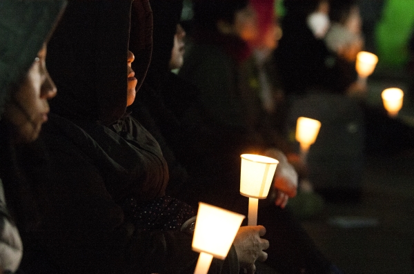 22일 ‘2018분의 이어말하기’가 계속되고 있는 서울 청계광장에 어둠이 내리자 불을 밝히고 어어말하기가 진행되고 있다. ⓒ이정실 여성신문 사진기자